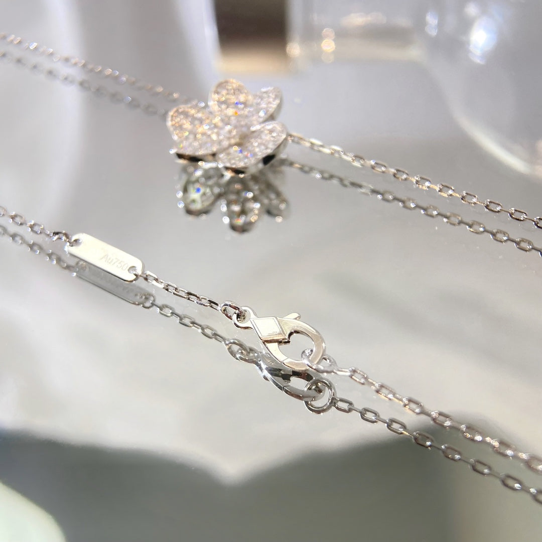 Mysitc FLOWER DIAMOND NECKLACE