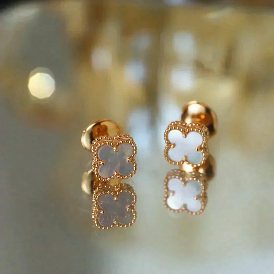 Mysitc CLOVER MINI 9.5MM WHITE MOP EARRINGS