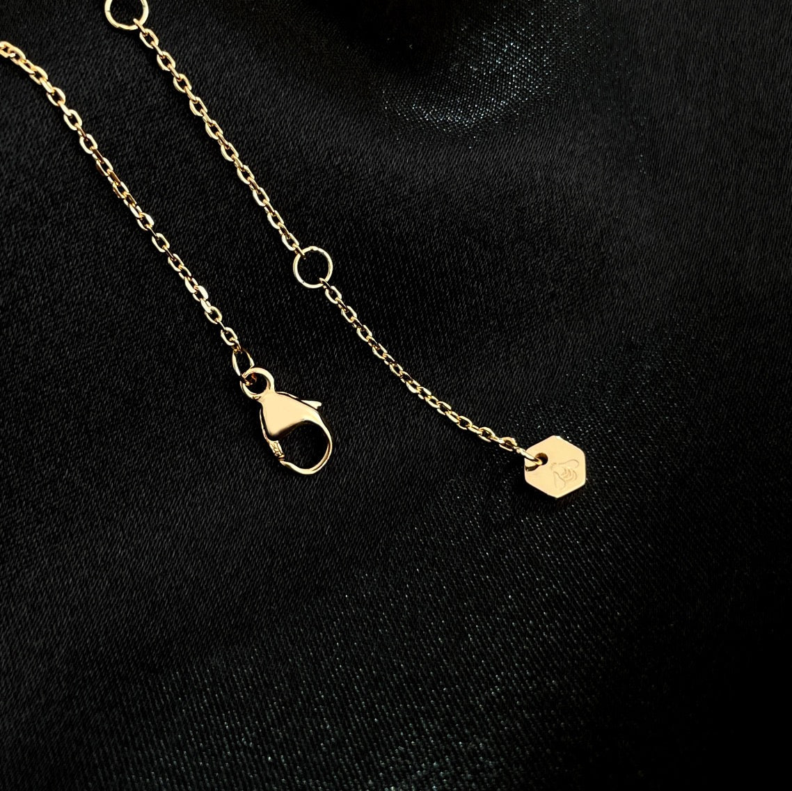 Mysitc BEE MINI NECKLACE