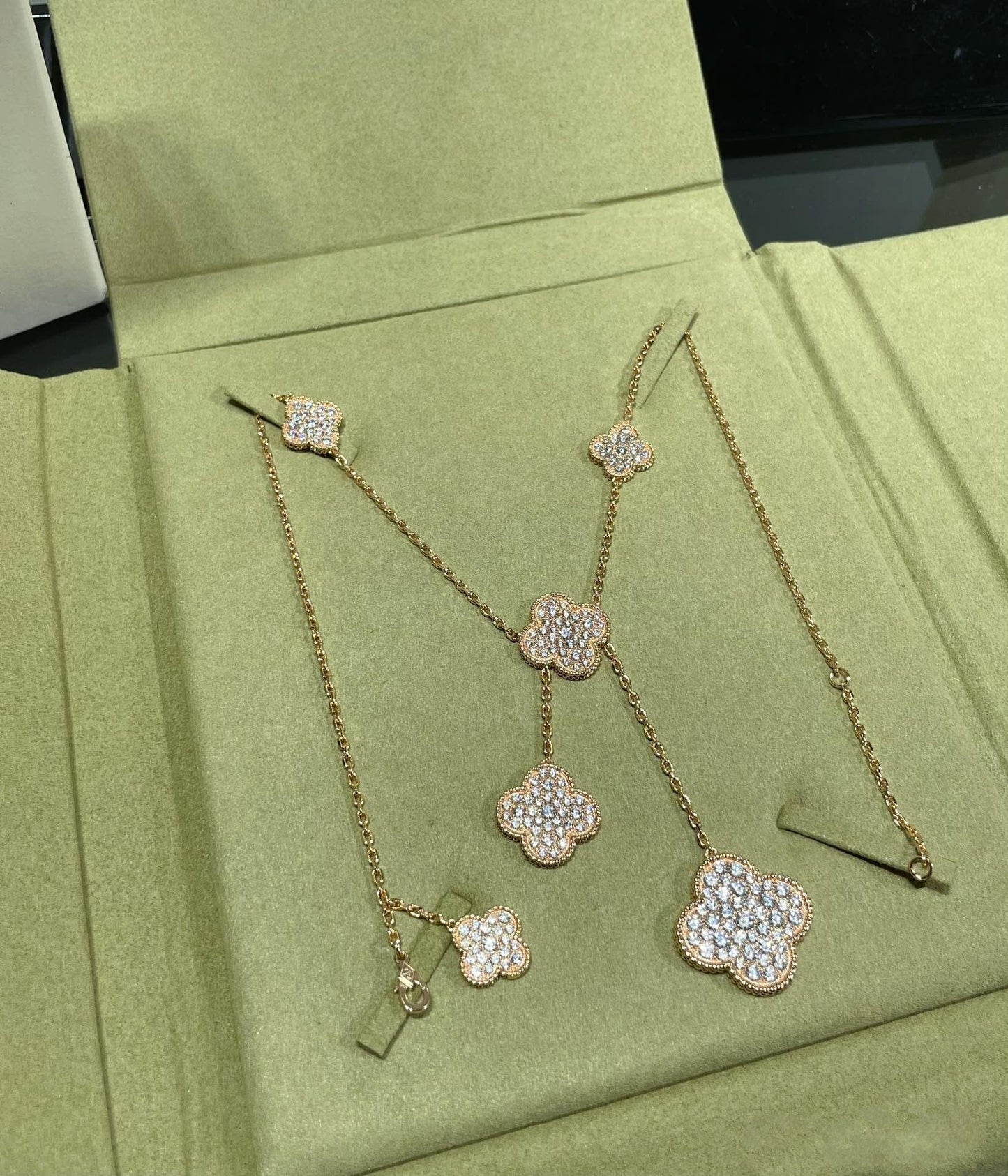 Mysitc CLOVER 6 MOTIF DIAMOND PAVED NECKLACE