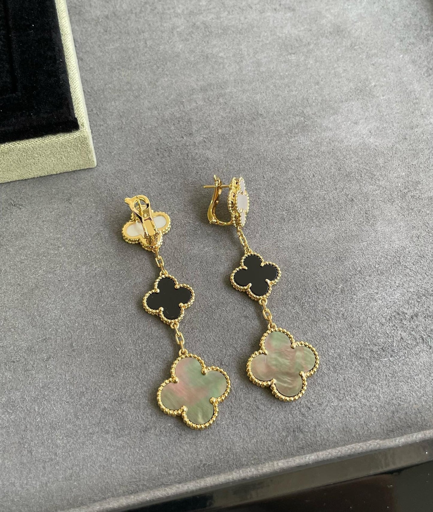 Mysitc CLOVER 3 MOTIF MOP ONYX DARK MOP PINK GOLD EARRINGS