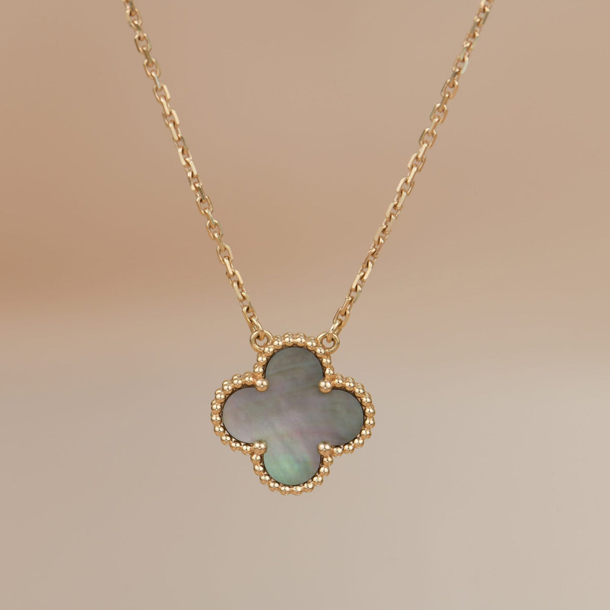 Mysitc CLOVER 15MM GRAY MOTHER OF PEARL NECKLACE
