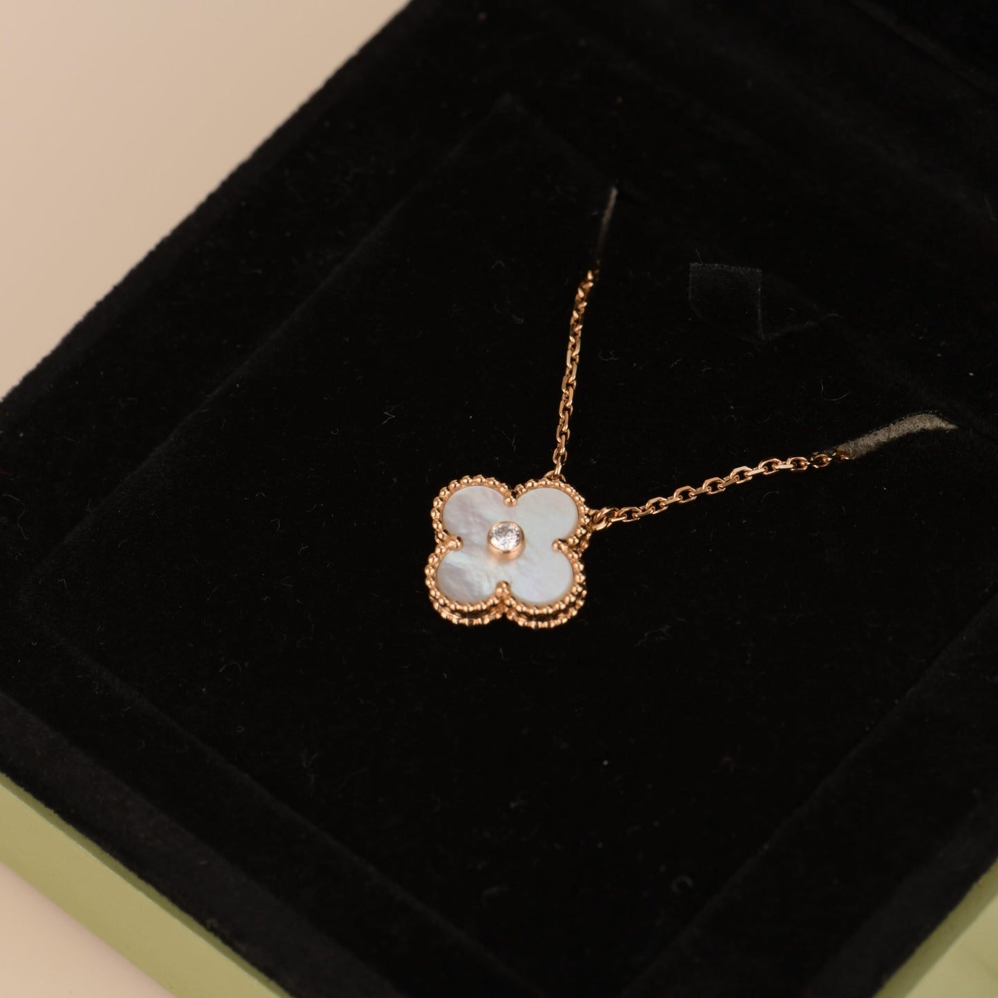 Mysitc CLOVER 15MM DIAMOND WHITE FRITILLARIA NECKLACE