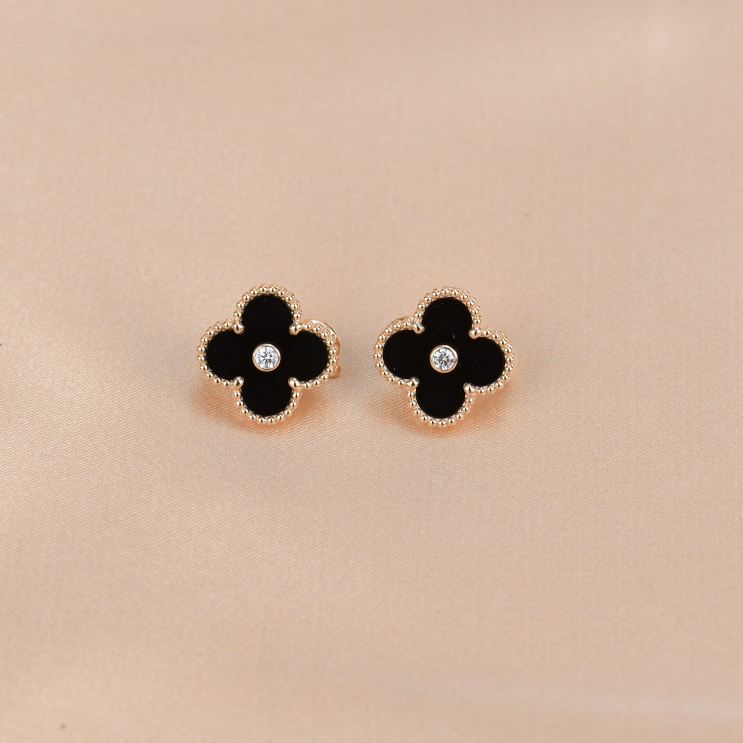 Mysitc CLOVER MEDIUM 1 MOTIFS ONYX DIAMOND EARRINGS
