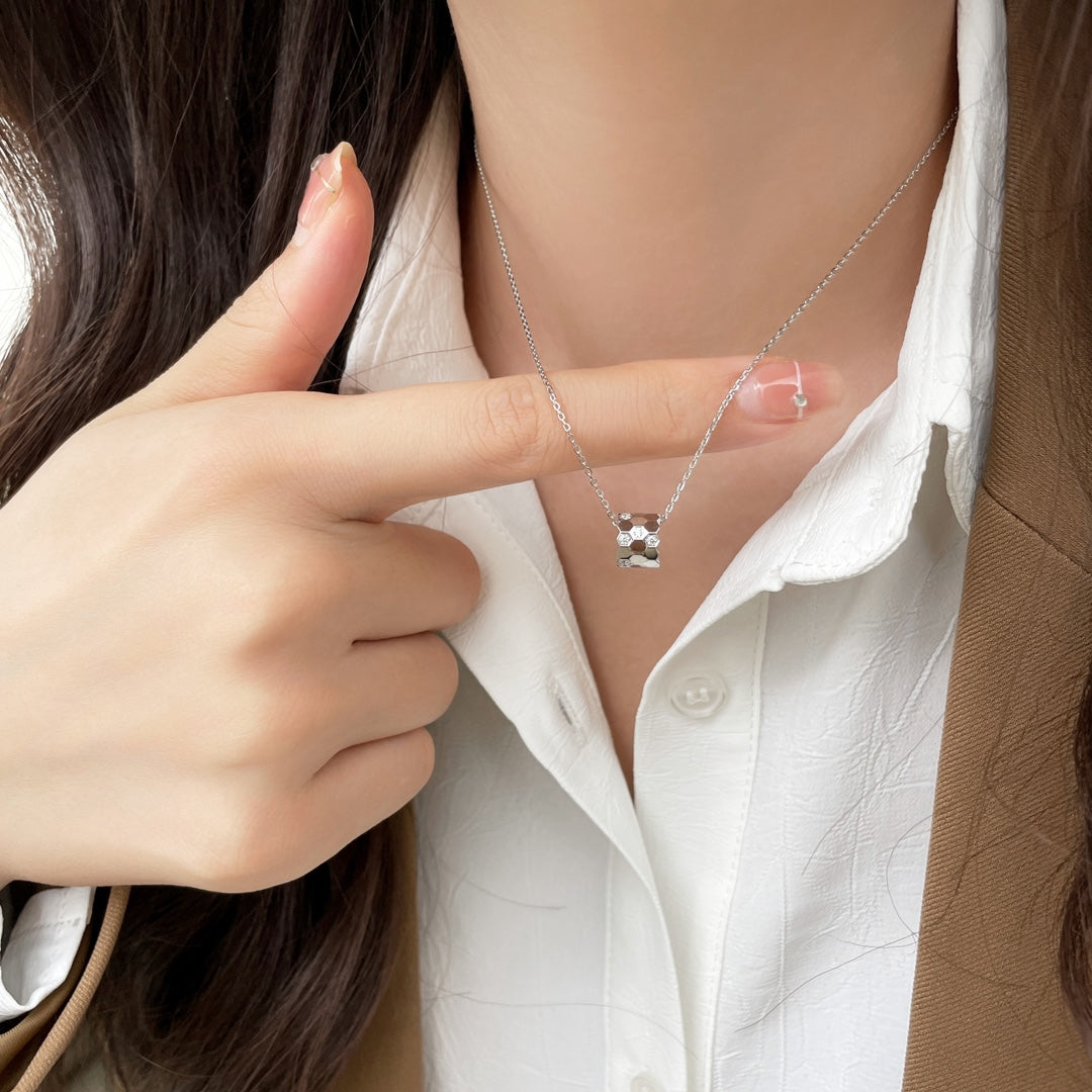 Mysitc BEE MINI PEDANT DIAMOND NECKLACE