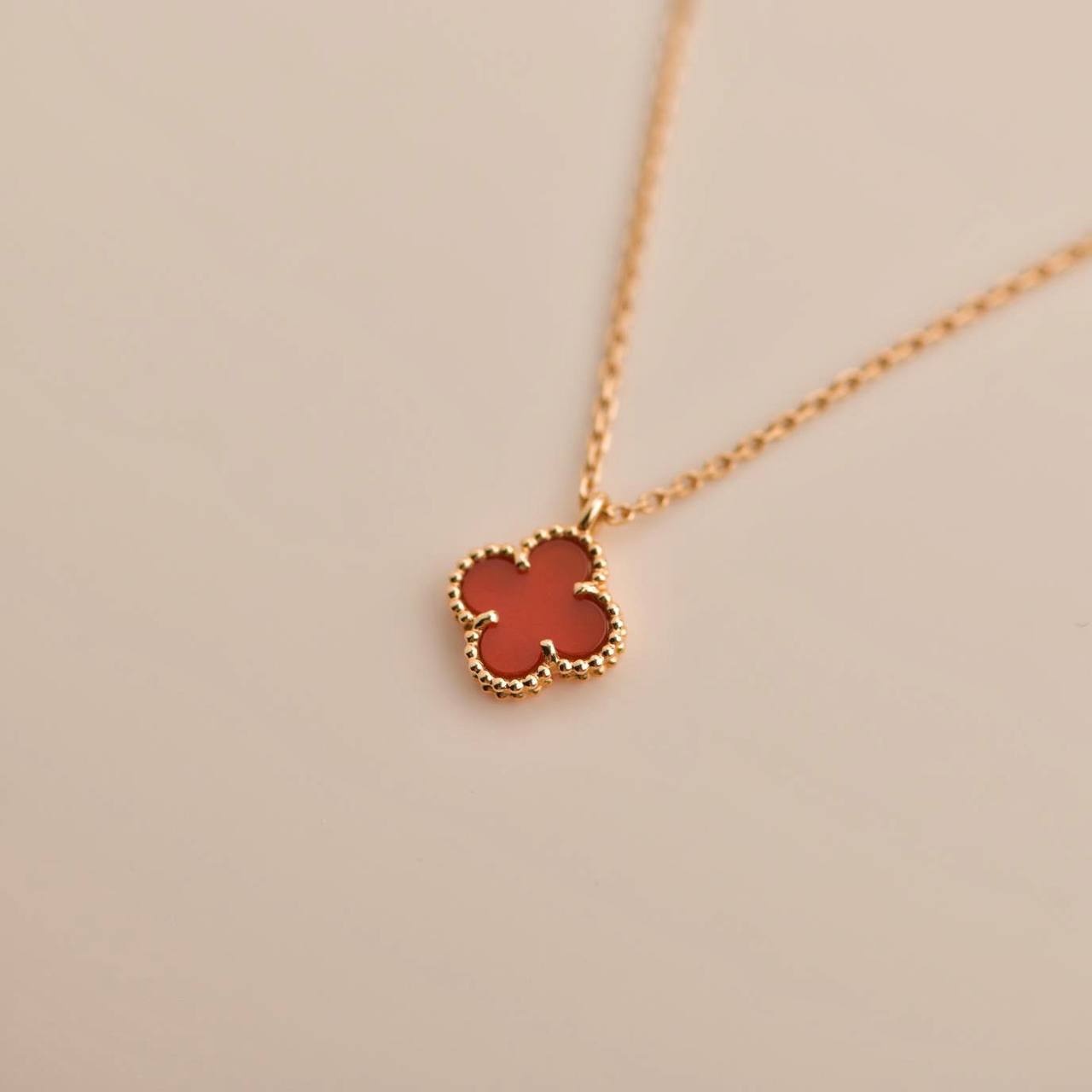 Mysitc CLOVER MINI 9.5MM WHITE CARNELIANS NECKLACE