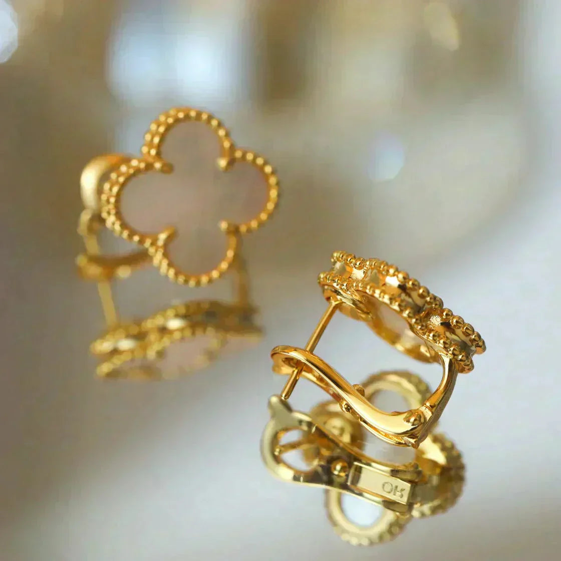 [Mystic]CLOVER MEDIUM 1 MOTIFS  WHITE MOP STUD EARRINGS