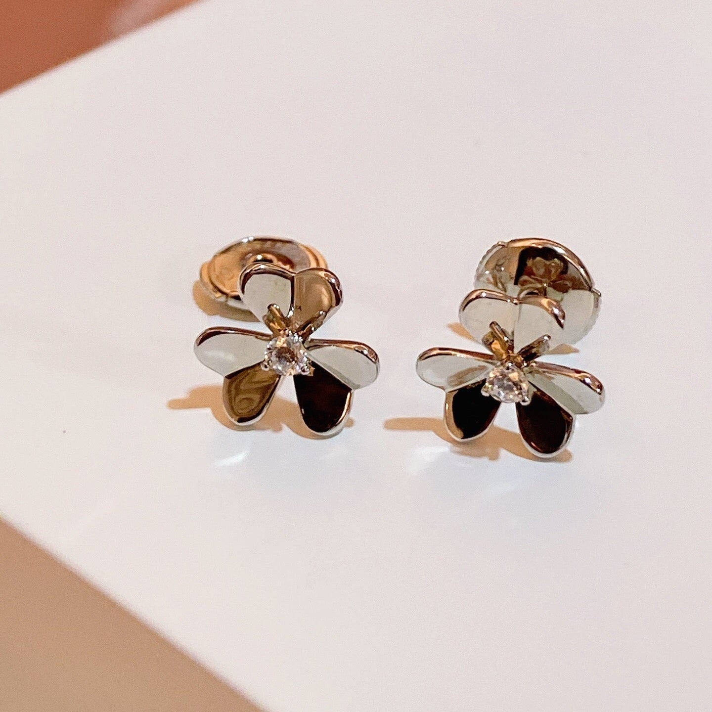 Mysitc FRIVOLE MINI FLOWER EARRINGS