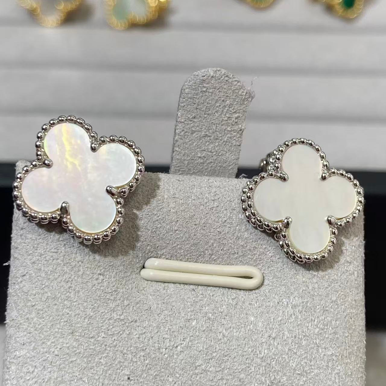 [Mysitc ] CLOVER LARGE (20mm) 1 MOTIFS WHITE MOP STUD EARRINGS