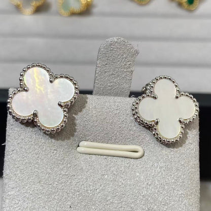 [Mysitc ] CLOVER LARGE (20mm) 1 MOTIFS WHITE MOP STUD EARRINGS