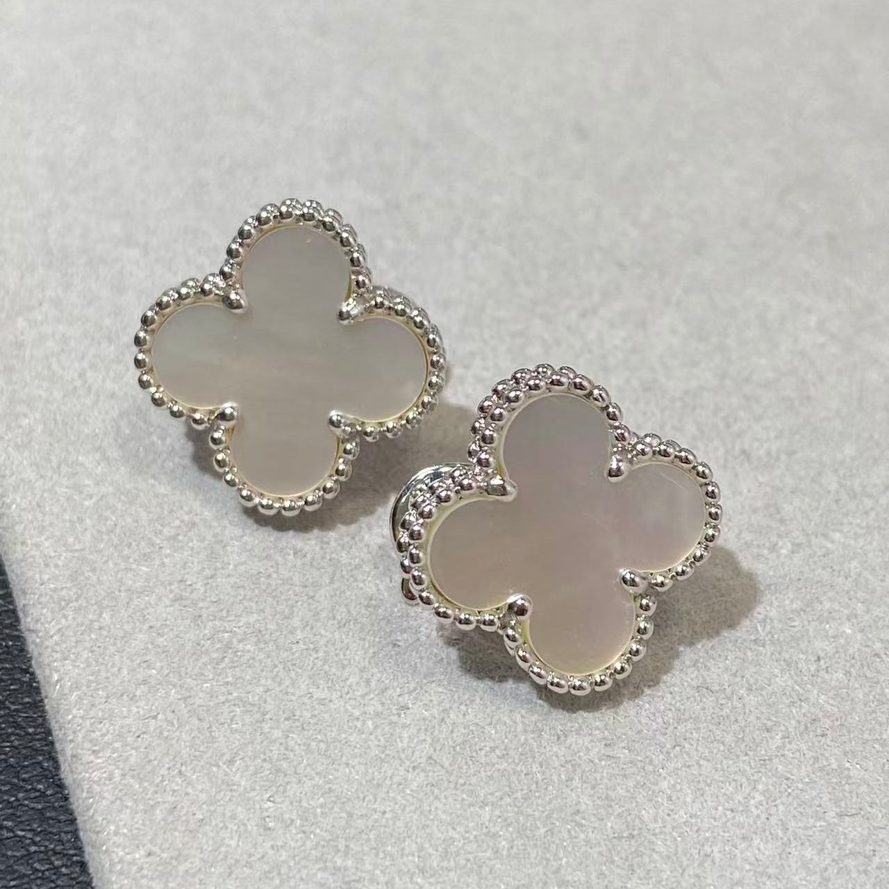 [Mysitc ] CLOVER LARGE (20mm) 1 MOTIFS WHITE MOP STUD EARRINGS