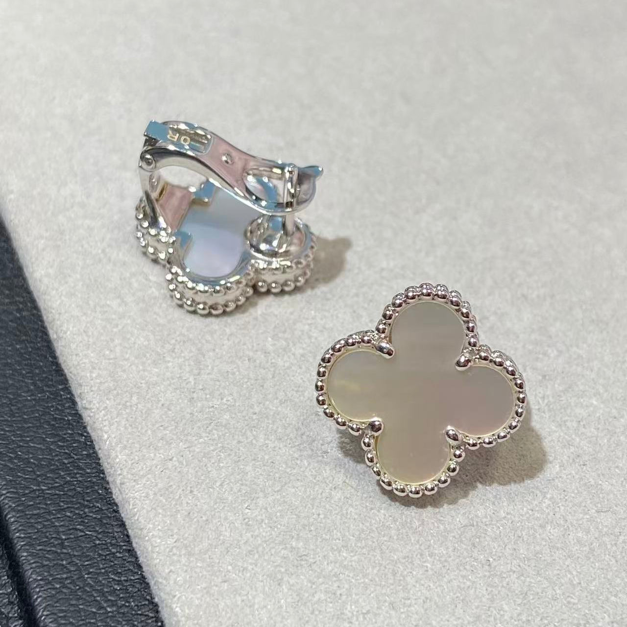 [Mysitc ] CLOVER LARGE (20mm) 1 MOTIFS WHITE MOP STUD EARRINGS