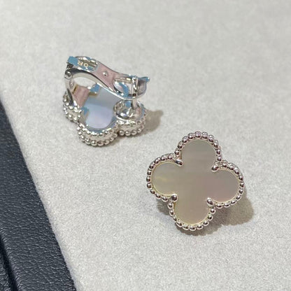 [Mysitc ] CLOVER LARGE (20mm) 1 MOTIFS WHITE MOP STUD EARRINGS