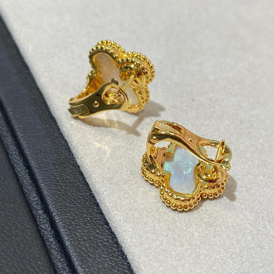 [Mysitc ] CLOVER LARGE (20mm) 1 MOTIFS WHITE MOP STUD EARRINGS