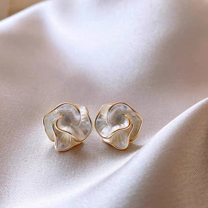 Exquisite, elegant and high-class camellia stud earrings