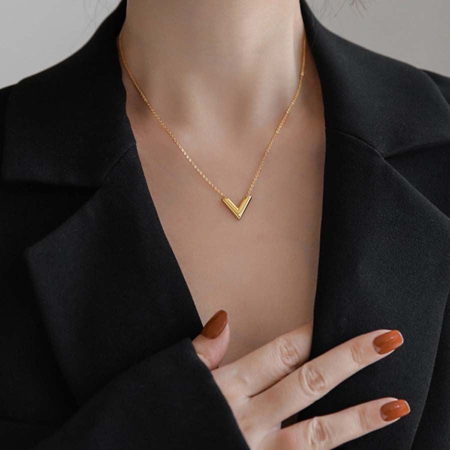 Niche Luxury Color Resistant Titanium Steel V Letter Clavicle Necklace