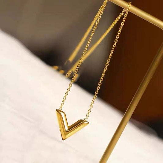 Niche Luxury Color Resistant Titanium Steel V Letter Clavicle Necklace