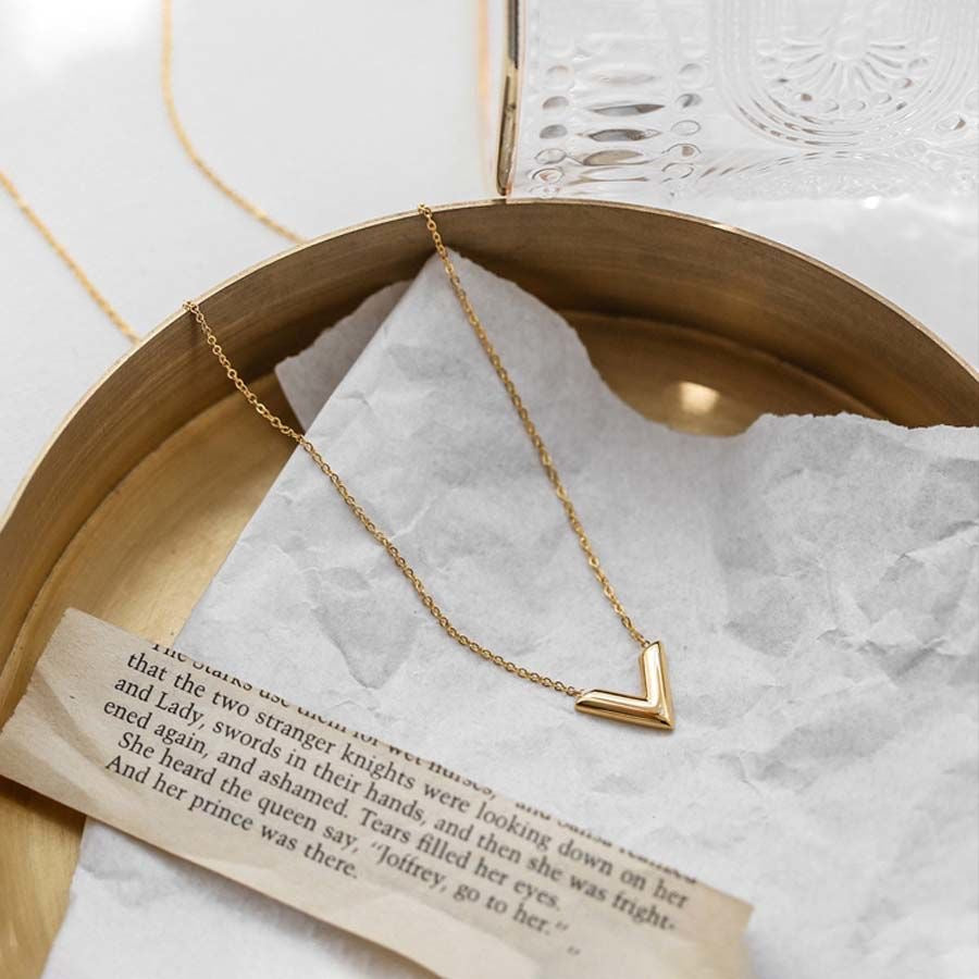 Niche Luxury Color Resistant Titanium Steel V Letter Clavicle Necklace