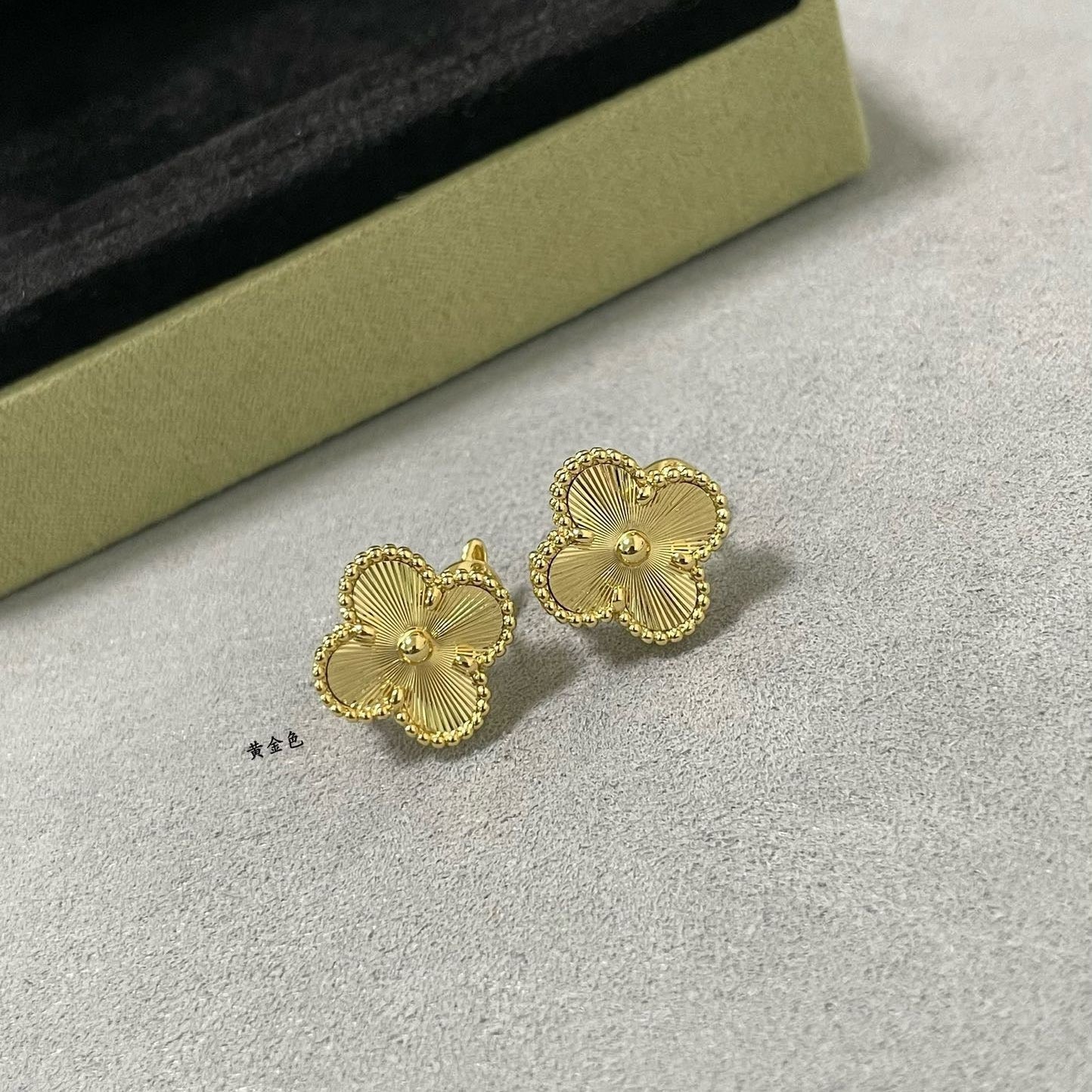 Mysitc CLOVER MEDIUM STUD EARRINGS