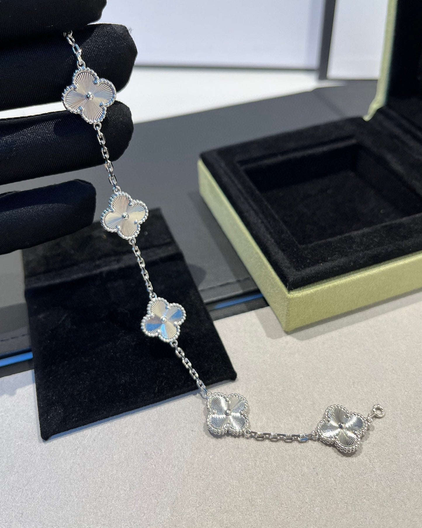 [Mystic] CLOVER 5 MOTIF LASER BRACELET COLLECTION