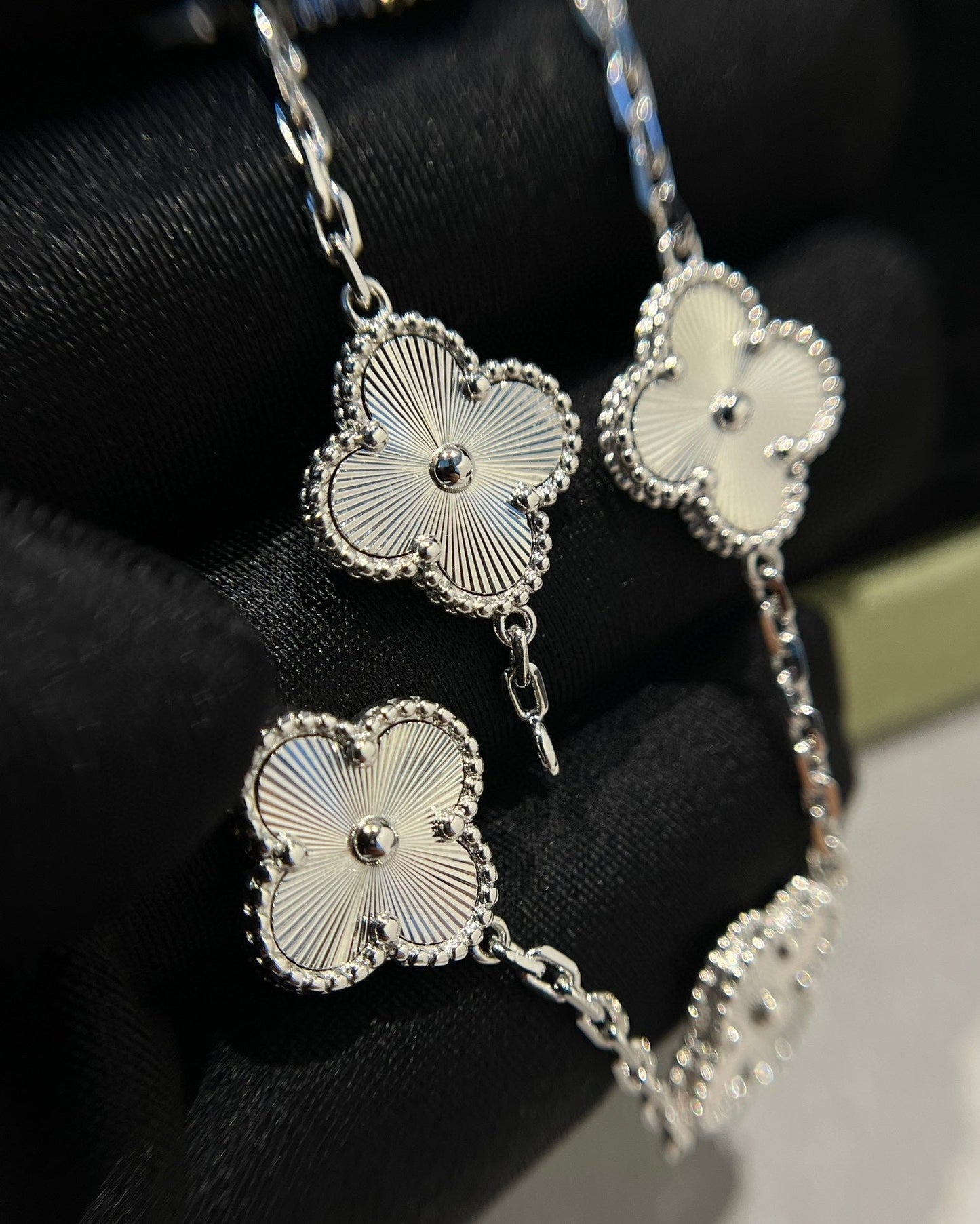 [Mystic] CLOVER 5 MOTIF LASER BRACELET COLLECTION