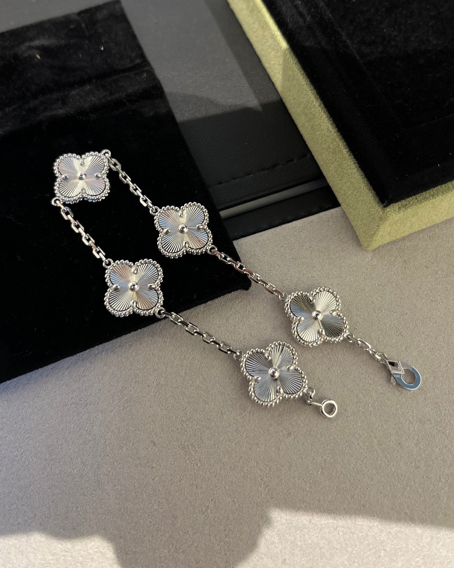 [Mystic] CLOVER 5 MOTIF LASER BRACELET COLLECTION